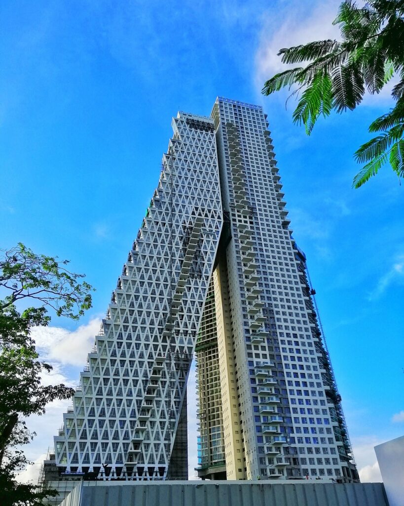 With its unique A-shaped design, the renowned Altair tower stands out clearly in Colombo's cityscape and provides a remarkable contrast to the surrounding buildings.