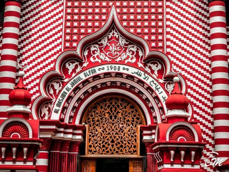 The Red Mosque, a stunning landmark in the heart of Colombo shows the rich history and customs of the island and the vibrant culture of Sri Lanka.