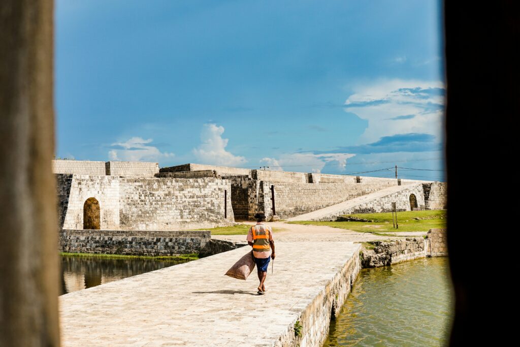 In this scenic view, the ruins of Fort Jaffna can be seen, showcasing the rich features of its construction and the legends it carries.